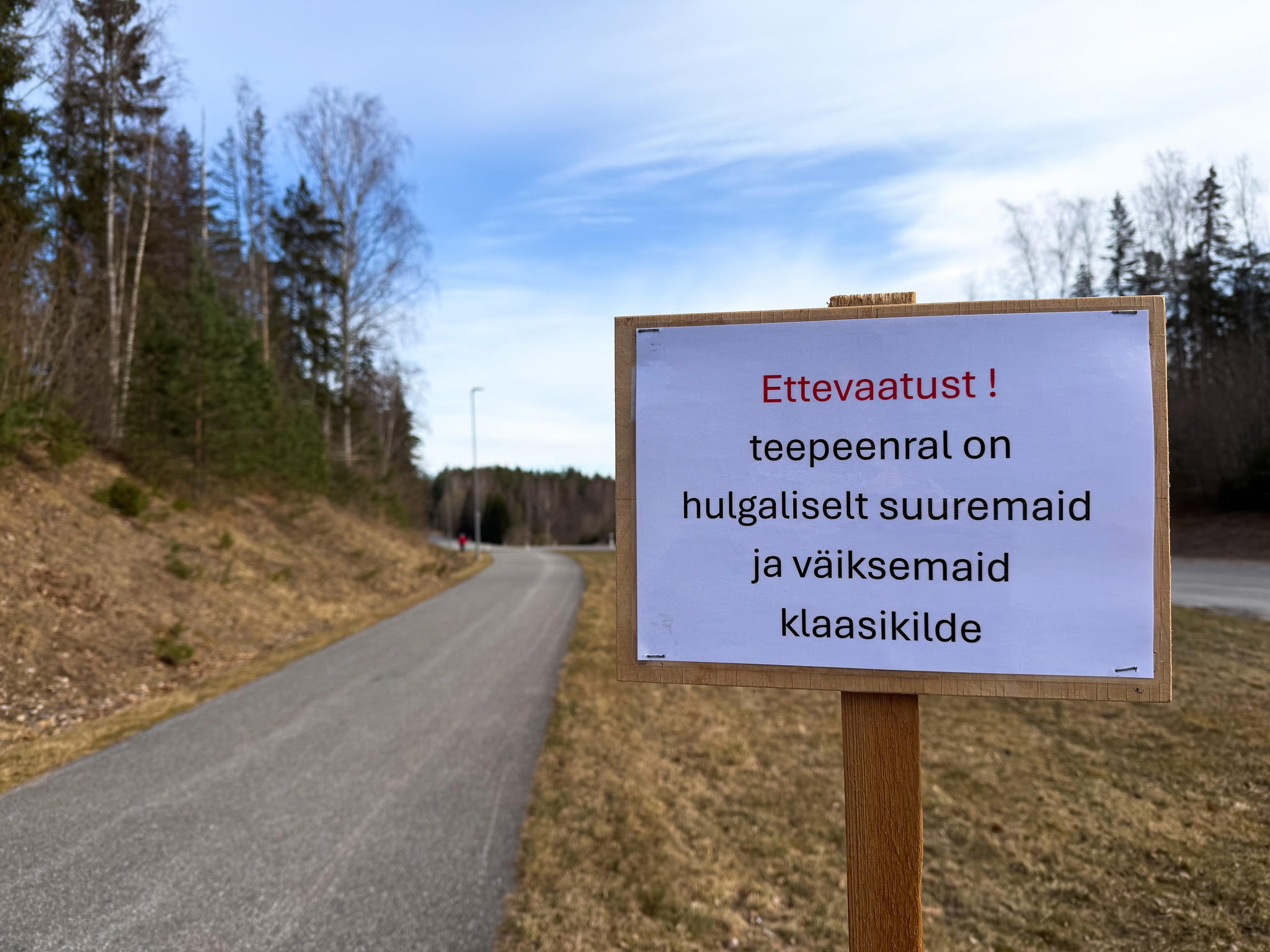 Vald on kergliiklusteele paigaldanud ohule tähelepanu juhtivad sildid. Fotod: VÕRU VALD